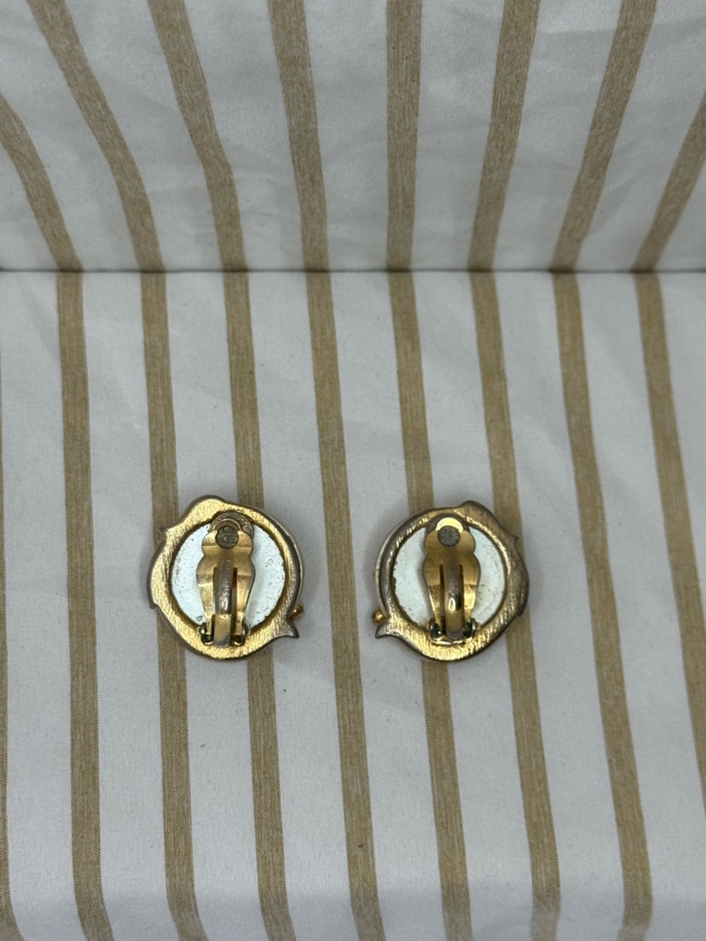 Vtg Givenchy Earrings, Large Faux Baroque Pearl Clip Earrings Gold Tone Vintage - Picture 5 of 7